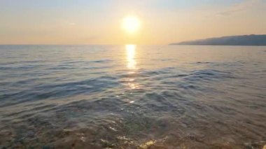 Sunset 'teki sahil manzarası. Yavaş çekim