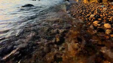 Sunset 'te Rocky Shoreline' a el sallıyorum. Yavaş çekim