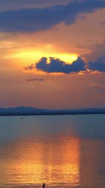 Gölün Üzerinde Altın Gün Batımı Yansıması