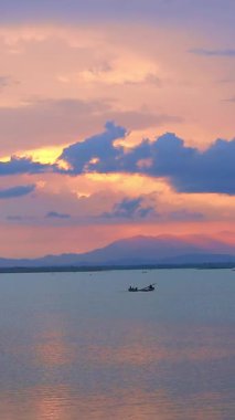 Gün batımında Göldeki Teknenin Silueti