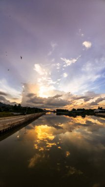 Sunset 'te Manzaralı Göl Yansıması