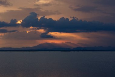 Gün batımında Dağlı Manzaralı Göl