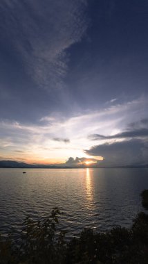 Gölün Üzerinde Günbatımı Gökyüzü