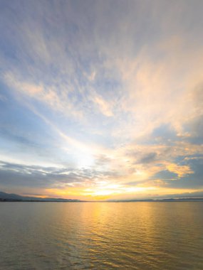 Gölün Üzerinde Günbatımı Gökyüzü