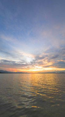 Gölün Üzerinde Günbatımı Gökyüzü