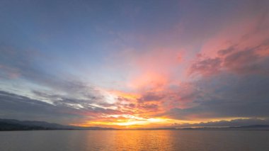 Gölün Üzerinde Günbatımı Gökyüzü