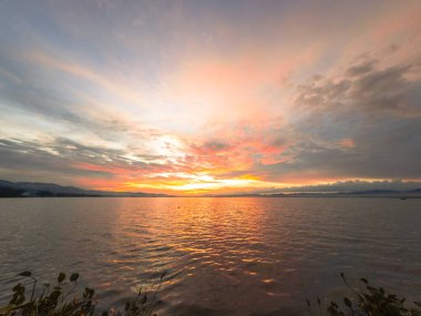 Gölün Üzerinde Günbatımı Gökyüzü