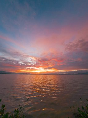 Gölün Üzerinde Günbatımı Gökyüzü
