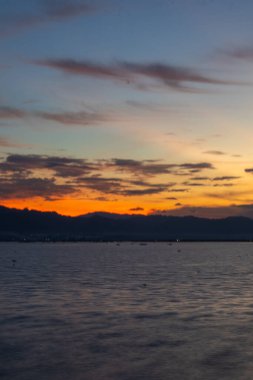 Gölün Üzerinde Günbatımı Gökyüzü