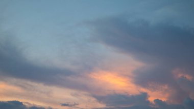 dramatik gökyüzü bulutlu gün batımında