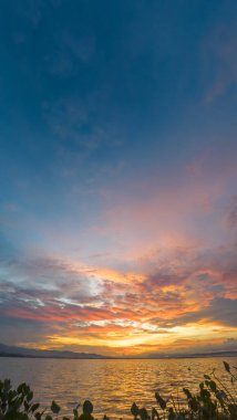 Günbatımında Gökyüzü ve Göl Manzarası