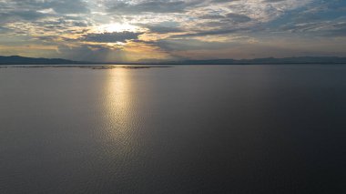 Gün doğumunda Sakin Göl Manzarası