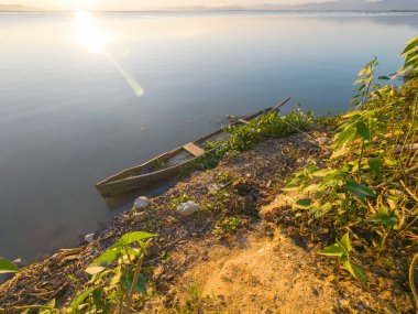 Sakin Nehir kıyısındaki eski tekne