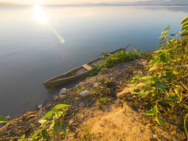 Sakin Nehir kıyısındaki eski tekne