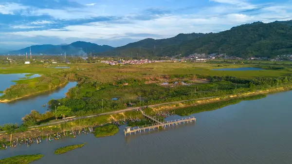 Huzurlu Göl Manzarasının Hava Görüntüsü