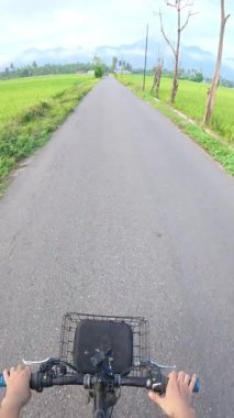 Kırsal kesimde Bisiklet Sürüşü. POV
