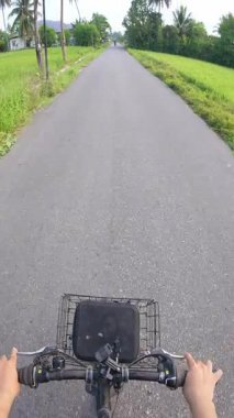 Kırsal kesimde Bisiklet Sürüşü. POV
