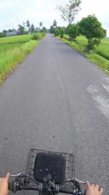 Kırsal kesimde Bisiklet Sürüşü. POV