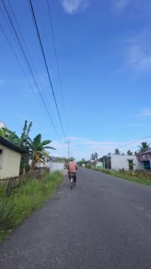 Kırsal yolda Bisiklete Binen Adam