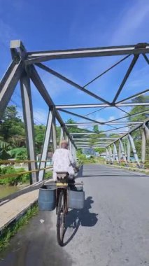 Gün Işığında Bisiklete Binen Adam