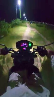 POV Motosiklet Gece Karanlık Sokaklarda Geziniyor