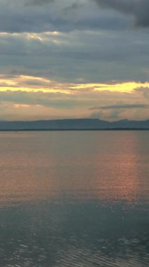 Sakin Göl Manzarası Üzerinde Gün Batımı