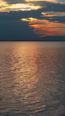 Sakin Göl Manzarası Üzerinde Gün Batımı