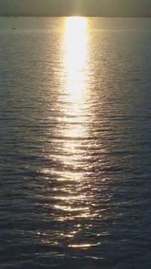 Gün batımında Gölde Güneş Işığı Yansıması