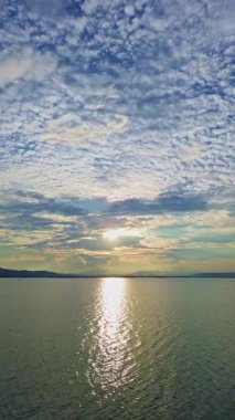 Günbatımı Gökyüzü Durgun Suya Yansıdı