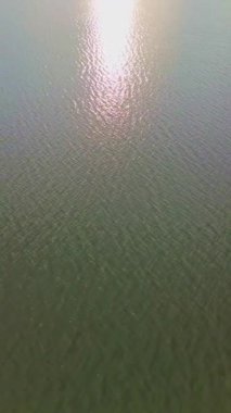 Gökyüzü Yansıması ile Sakin Göl Üzerinde Gün Batımı