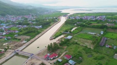Su Kanalı ile Kırsal Bölgenin Hava Görüntüsü