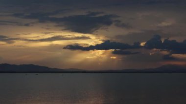 Sakin Göl Manzarası Üzerinde Gün Batımı
