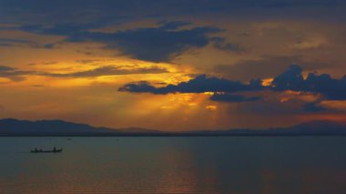 Gün batımında Göldeki Teknelerin Silueti