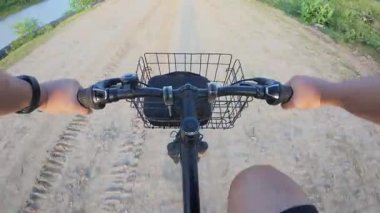 Tozlu Toprak Yol 'da POV Bisiklet Sürme