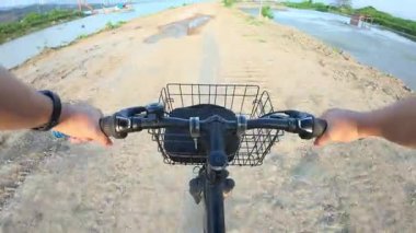 Açık Doğa Yolu 'nda Bisiklet Sürmenin POV' u