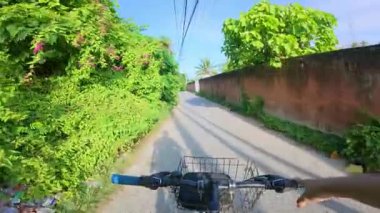 Açık Doğa Yolu 'nda Bisiklet Sürmenin POV' u