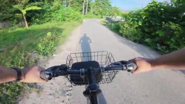 Açık Doğa Yolu 'nda Bisiklet Sürmenin POV' u