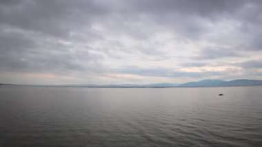 Bulutlu Göl ve Dağ Manzaralı Sakin Göl