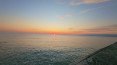 Gün batımında Huzur Denizi 'nin Zamanı