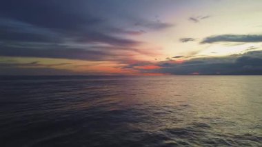 Sunset 'te Bulutlu Gökyüzü ile Manzaralı Deniz Burnu