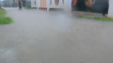 Bisiklet Tekerleğinin Yavaş Hareketi Su birikintisinde Sıçrıyor