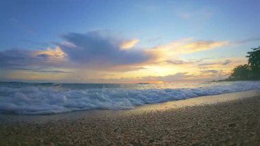 Sahilde Gün Batımında Yavaş Manzaralı Deniz Burnu