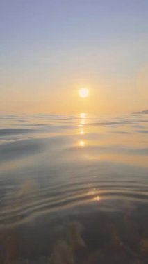 Sakin Okyanus Yüzeyinde Altın Gün Batımı Yansıması. Yavaş çekim