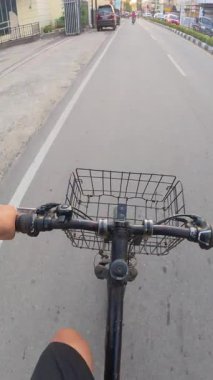 Yoldaki Bisiklet Manzarası. POV