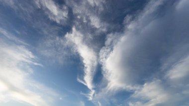 Günbatımında Mavi Gökteki Beyaz Bulutlar