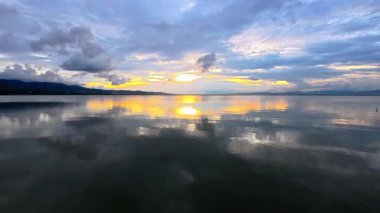 Sunset 'te Bulut Yansımalarıyla Sahne Gölünün Zaman Çizelgesi