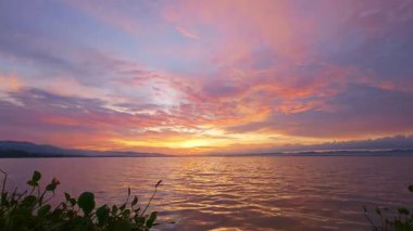 Sunset 'teki Göl Manzarası. Yavaş çekim