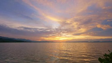 Sunset 'teki Göl Manzarası. Yavaş çekim