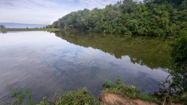 Gölet Yansıyan Bulutlu Gökyüzünün Manzarası