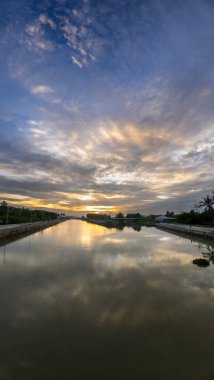 Dusk 'taki Manzaralı Nehir Manzarası